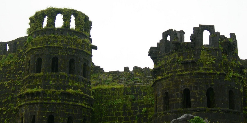 Explore the majestic ruins of Raigad Fort, showcasing its historic towers!