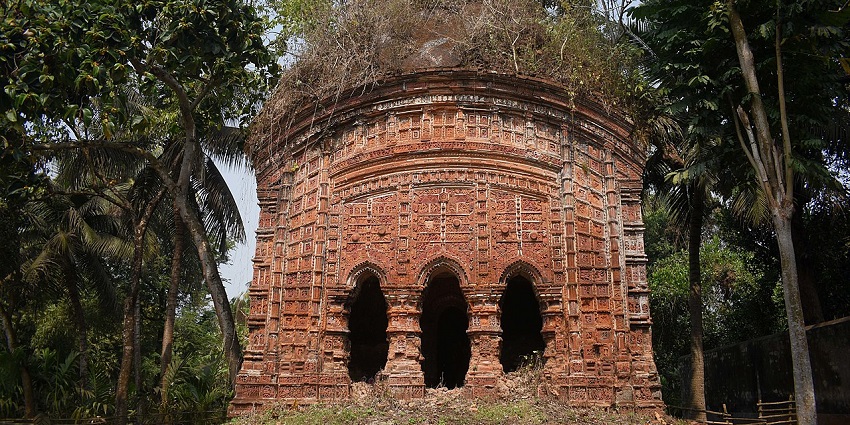 Raj Rajeshwar Temple at Kotalpur in Hooghly district, with white domes and ornate architectural details