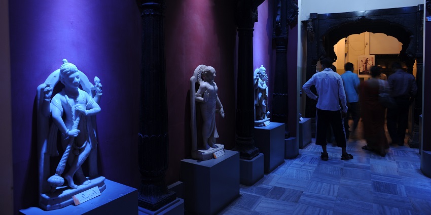 An image of different kinds of artefacts arranged in the Raja Dinkar Kelkar Museum.
