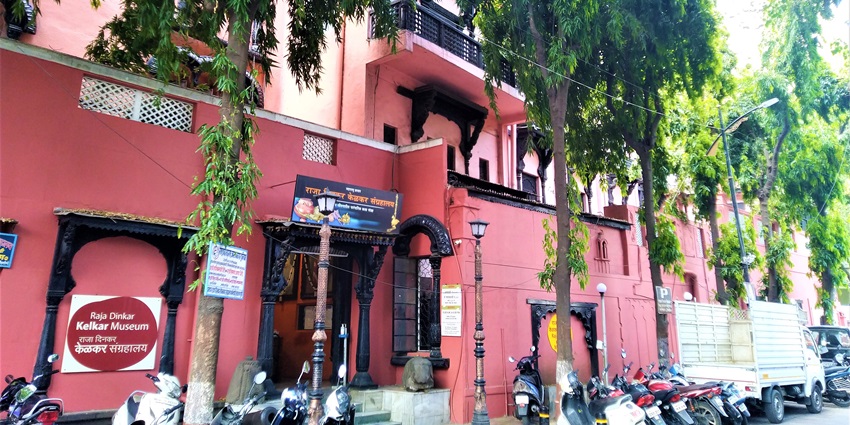 The Building of Raja Dinkar Kelkar Museum is a famous place near Shivaji Fort Pune