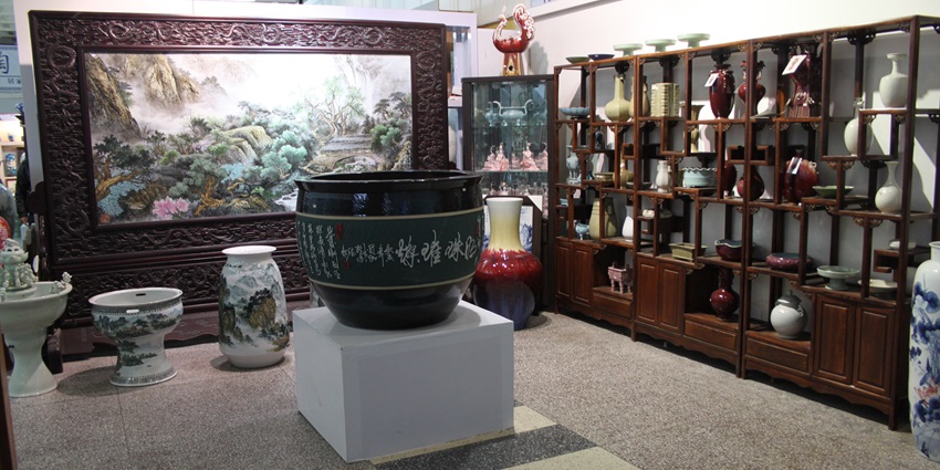 View of handicrafts in Raja Dinkar Kelkar Museum Shop offering a unique experience.