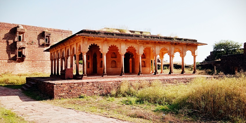 Panoramic image of a historic fort in the vicinity of hill surrounded by forest, one of the best places to visit in Faridabad