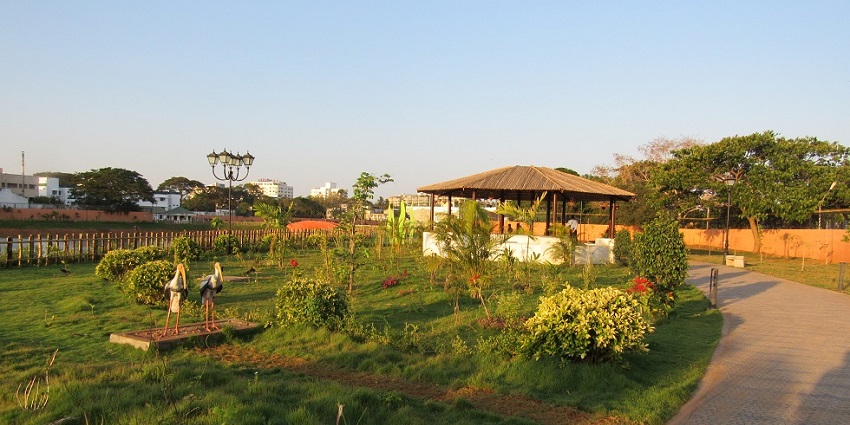 This family-friendly park has food stalls and various activities for children.
