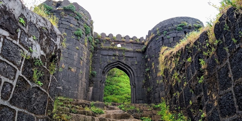 A picture of the entry gate of Rajgad Fort which offers mesmerizing while trekking in Pune.