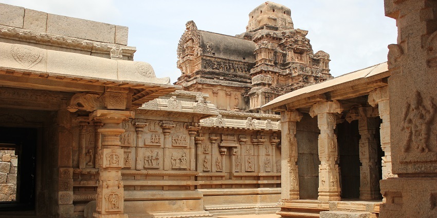 Ramagadde is a place that is known for Veerashaiva Matha. It is believed that Lord Rama had stayed here for a year