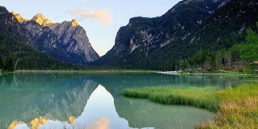 A view of the astonishing Ramtek Lake surrounded by majestic peaks and lush greenery.