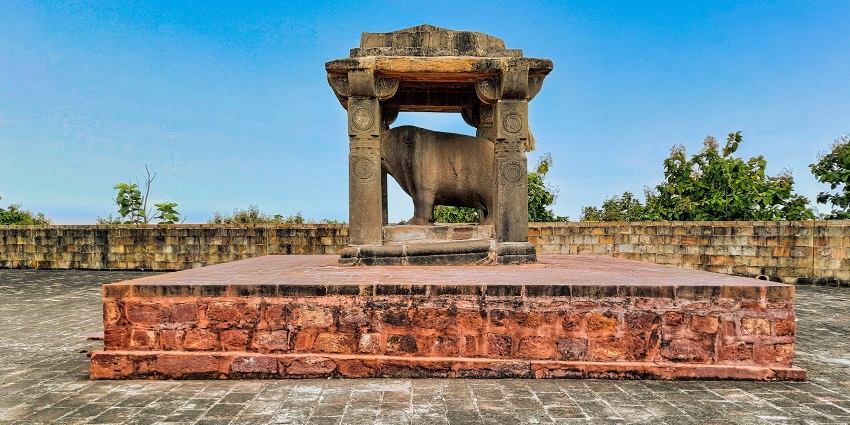 A view of Ramtek Temple, a historic site near Nagpur, showcasing ancient architecture and lush surroundings.