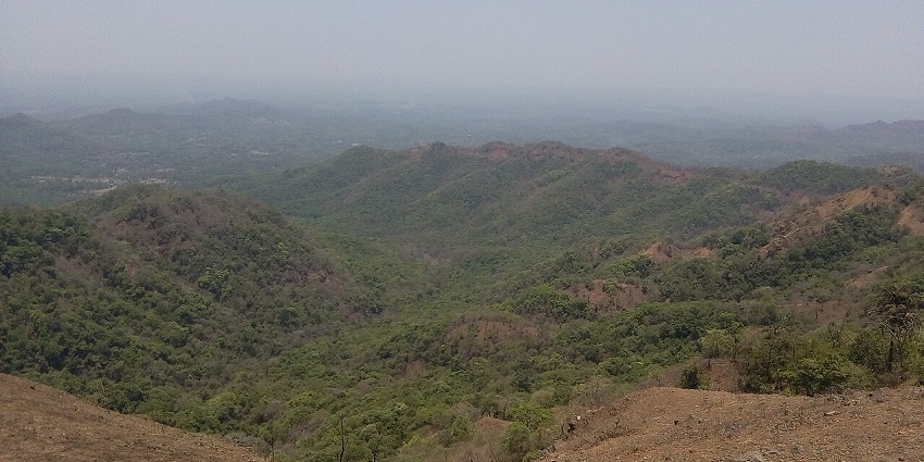 Rangana Fort, surrounded by misty hills and dense forests, is one of the best places near Maharashtra.