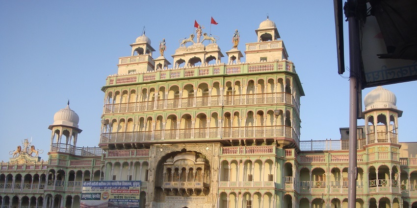 An astonishing temple of Rani Sati outside which numerous people and stalls are present