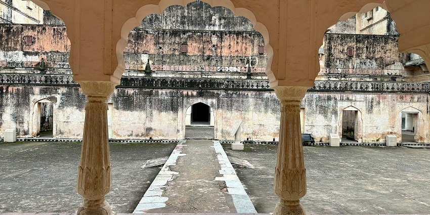 An image of Rani Durgavati Fort, perched on a hill, offering panoramic views of the area.