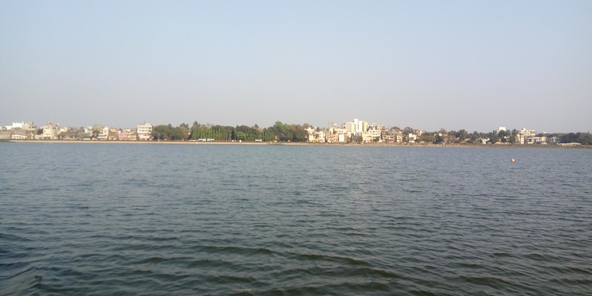 A picture showing the sunset at Rankala Lake, one of the best places to visit near Sangli.