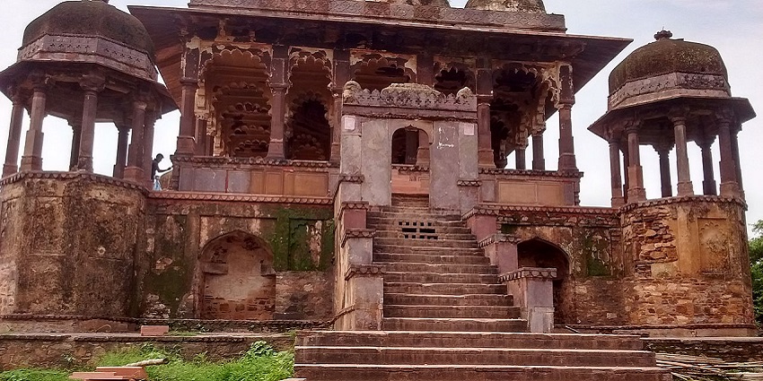 Well-carved stone pillars of the Ranthambore Fort are showcasing its architecture.
Viewers of this file can see comments and suggestions