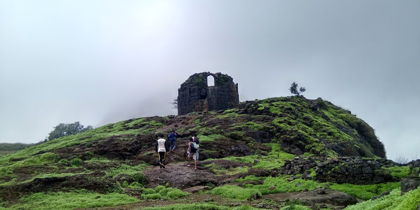 Historical fort offering breathtaking views and trekking opportunities nearby
