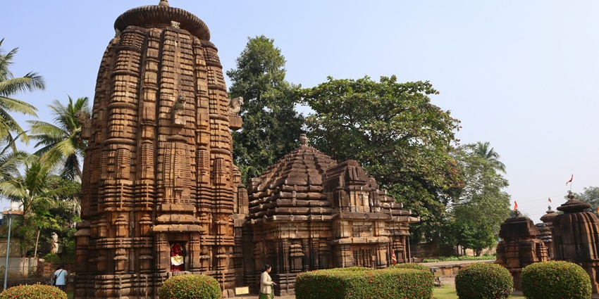 View of the historic Tirumarugal Rathnagiriswarar temple featuring intricate Dravidian architecture