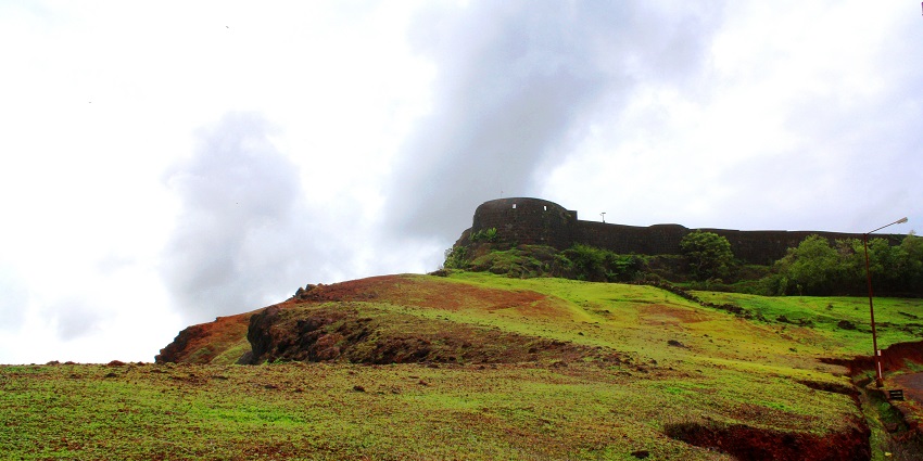 Panoramic image of the historic Ratnadurg Fort which is one of the best places to visit in Ratnagiri