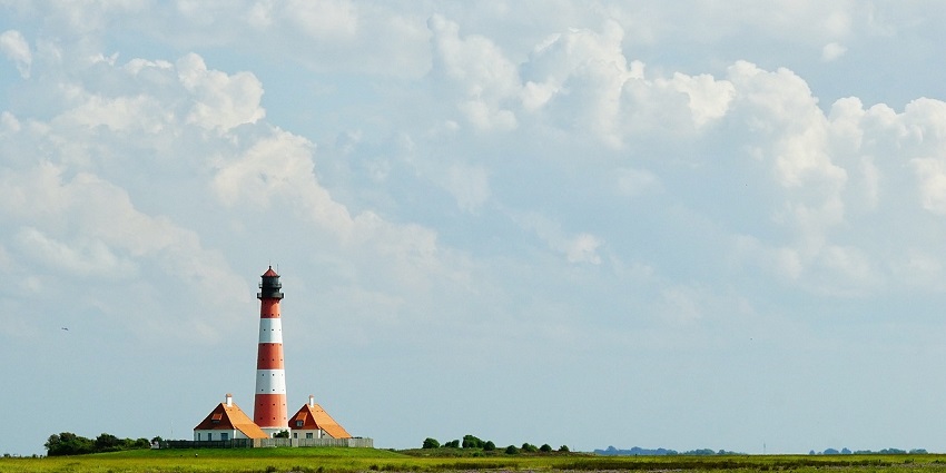 It’s a coastal lighthouse in Ratnagiri offering panoramic views of the Arabian Sea.