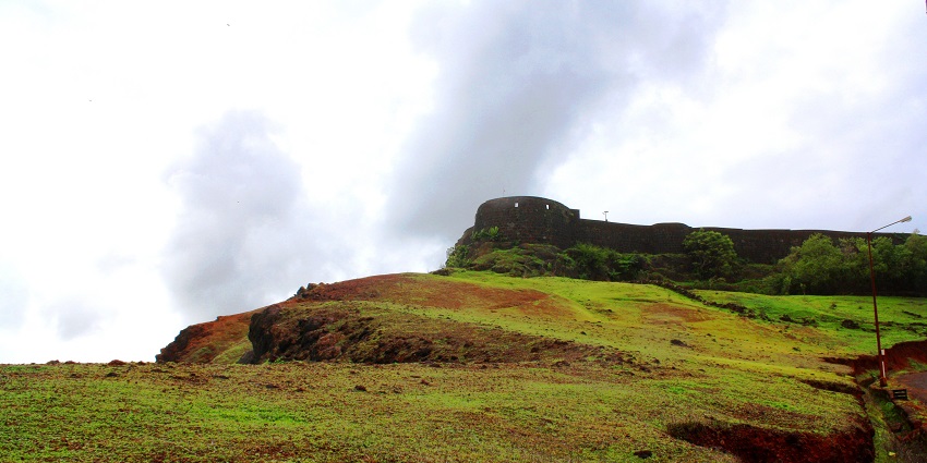 Ratnagiri, a scenic abode boasts ancient forts, beaches, verdant hills, and Alphonso mangoes.