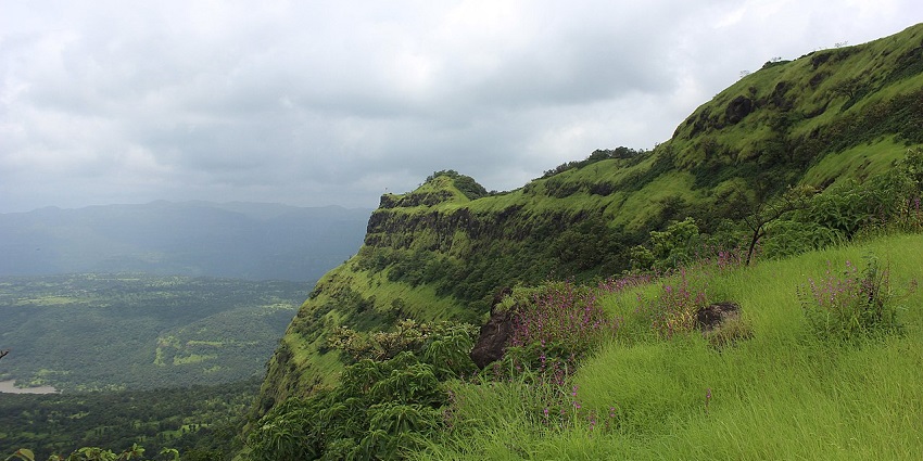 Twin forts, rough terrain, and a trekking experience can be found at Ravlya-Javlya Forts.