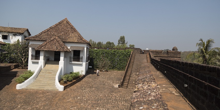 Reis Magos Fort is a historic fort known for its ancient Portuguese-style architecture.