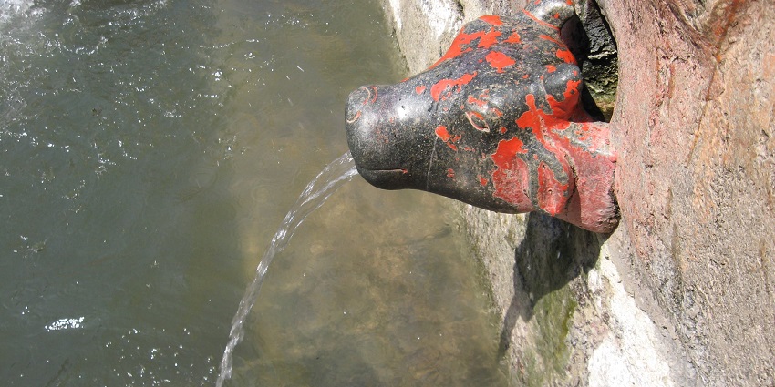 The speed of the springs is 8 to 10 thousand liters and the temperature of its waters is 70 degrees Celsius.