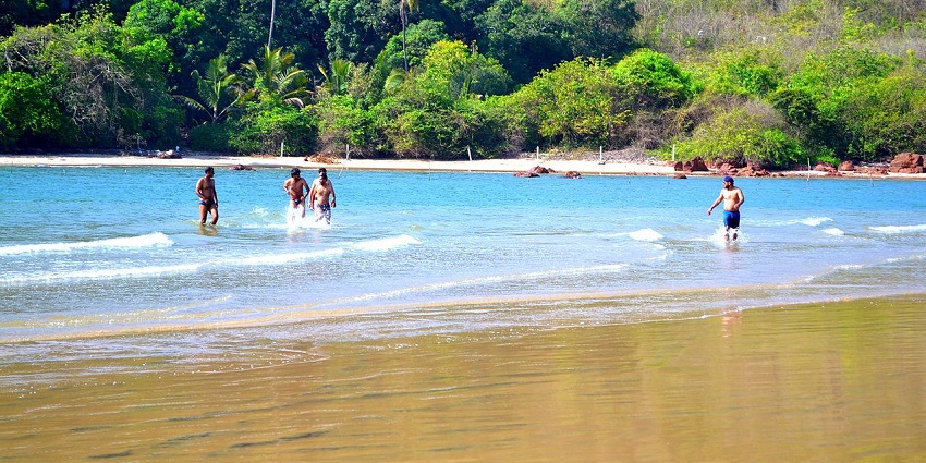 Aare Ware Beach in Ratnagiri, showcasing its sandy shores, a beautiful thing to see at Ratnagiri.