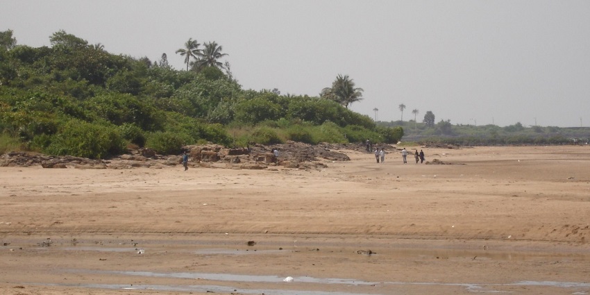 A panoramic view of Aksa Beach with golden sand, a top thing to see in Malad, Mumbai