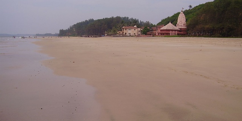 Scenic Bhatye beach at Ganapatipule, featuring golden sand and waves, one of the things to see in Ratnagiri.