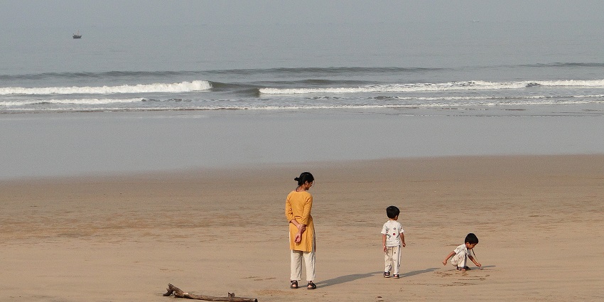 Serene Guhagar Beach in Chiplun, perfect for relaxation and seaside activities.