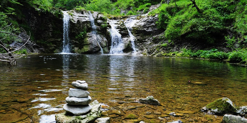 A serene view of the Manjehalli Waterfall, a popular thing to see in Sakleshpur.