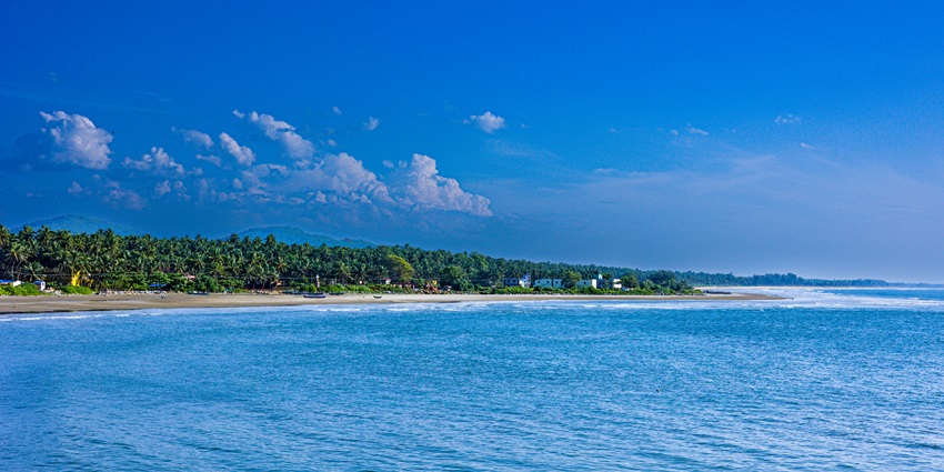 Relax and unwind at Murudeshwar Beach, one of the top things to see in Murdeshwar