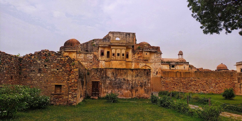 Exploring the famous Fattegad Fort is one of the top things to do in Dapoli, Maharashtra.