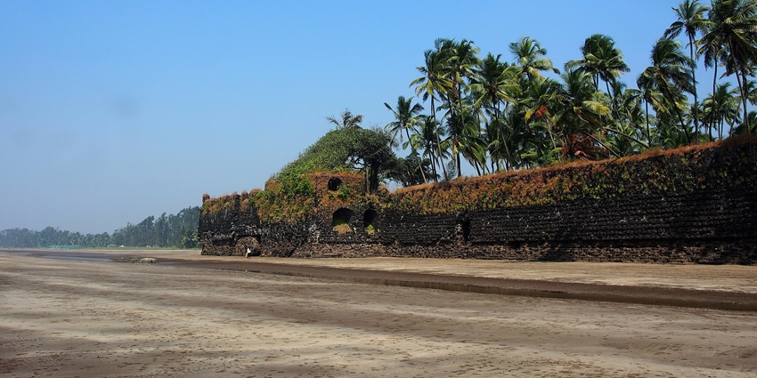 Ruins of Revdanda Fort is one of the best historical places to visit near Kashid Beach.