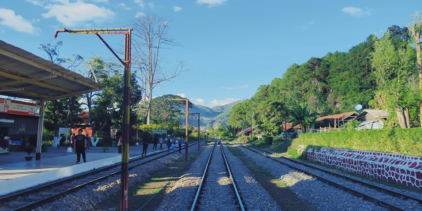 Reversing Station viewpoint showcasing tracks and surrounding stunning natural scenery.