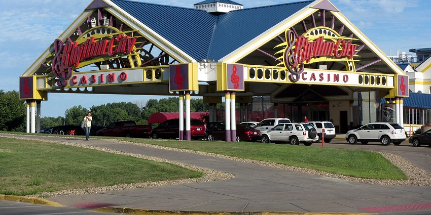 A shot of Rhythm City Casino Resort, a casino in Davenport, Iowa for travellers.