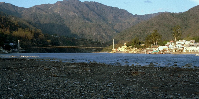 A road with beautiful views leading to Rishikesh.