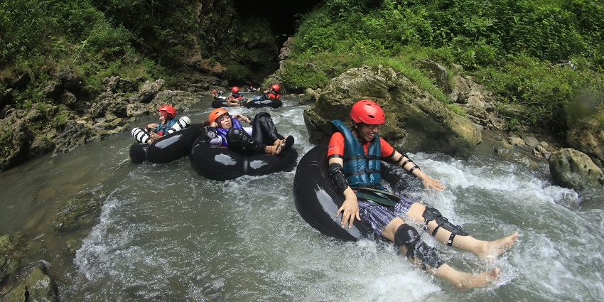 A picture of people river rafting, offering great adventure sports in Mumbai.
