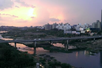 A picture of Aga Khan Bridge over the Mula-Mutha River, one of the common routes used from Pune.