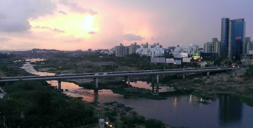 A picture of Aga Khan Bridge over the Mula-Mutha River, one of the common routes used from Pune.