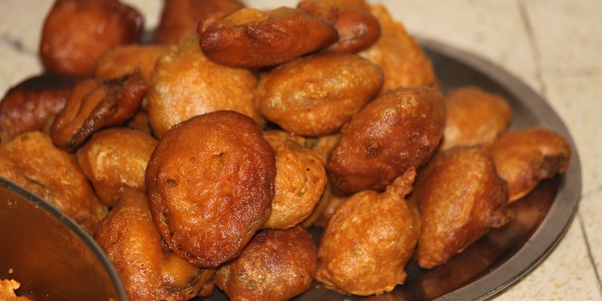 Informal eateries offering quick snacks and local street food.