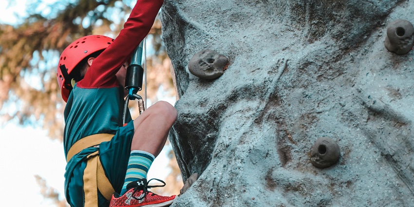 A photo of a climber climbing a rock, the most thrilling adventure sport in Mumbai.