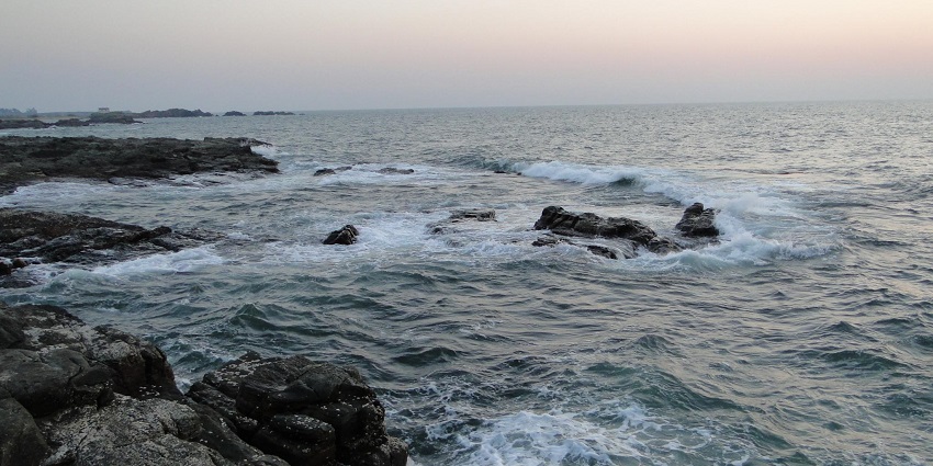 The famous Rock Garden is a natural attraction that is close to the Sindhudurg Fort.