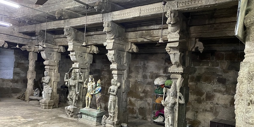 An image of the pillars inside the Rockport temple near Ashtalakshmi temple, Chennai.