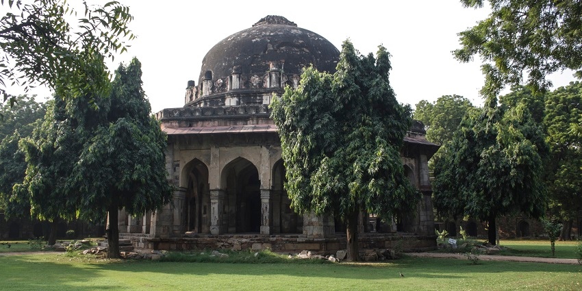 An image of Rumi Ka Mazaar, a serene mausoleum surrounded by gardens in Ujjain.