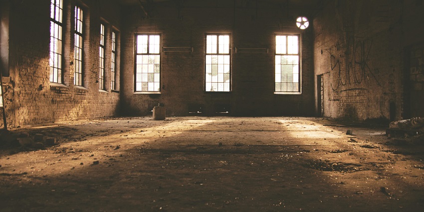 A picture of an abandoned building in Gurgaon with sunlight entering through window
