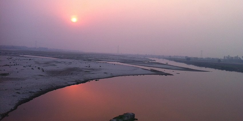 A picture of the Satluj River taken during the stroke of sunset with the sky turning pink