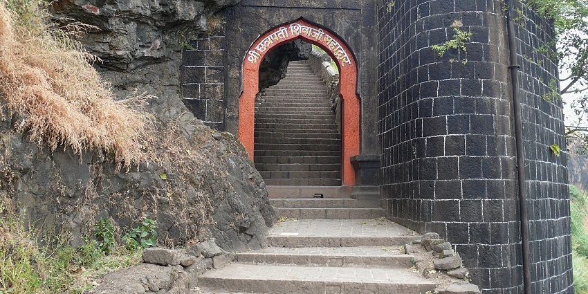 A picture showing Sajjangad Fort's historical ruins, one of the places to see near Karad