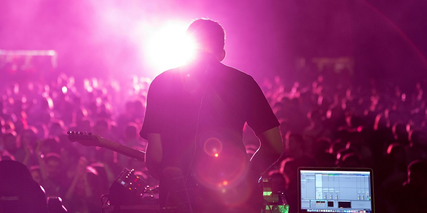 Sakana is a chic venue offering great food and drinks by the sea and is a top party place in Goa