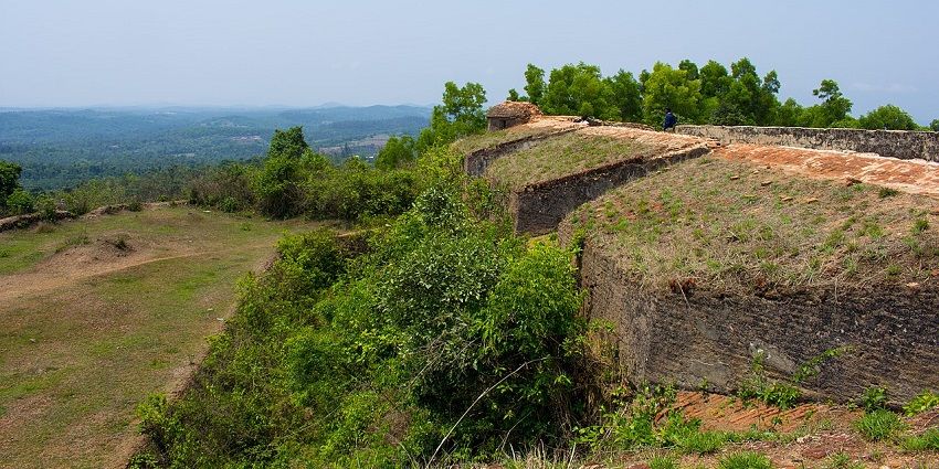 Sakleshpur hill station has lush greenery, coffee plantations, trekking, and wildlife.