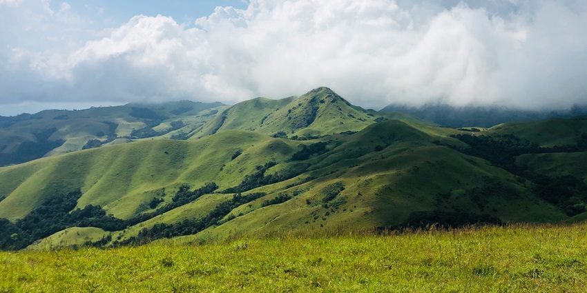 Sakleshpur feature lush green hills, coffee plantations, and scenic beauty for travellers.