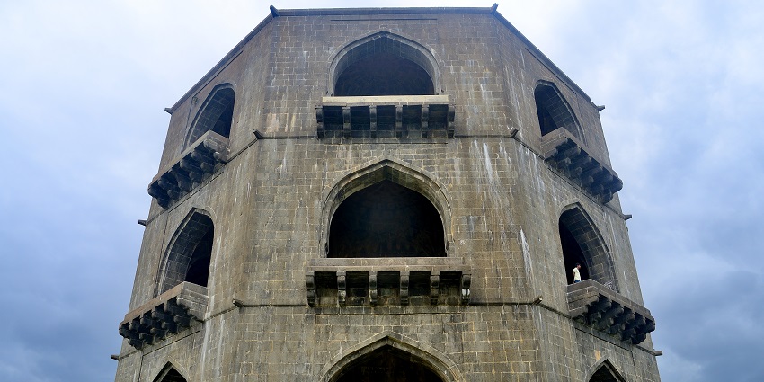 An image showing the massive Tomb of Salabat Khan, a tourist attraction near Ahmednagar Fort!